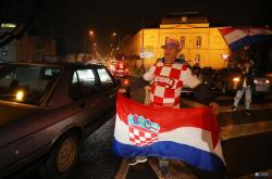 lol合区-汉堡球迷狂欢庆祝球队连胜，赢得球队信心的简单介绍