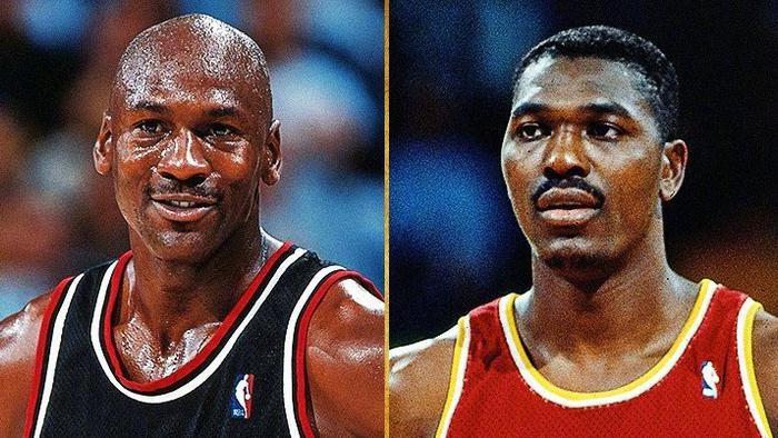 场上对决:巨人中锋对决灵巧前锋 场上对决:巨人中锋对决灵巧前锋