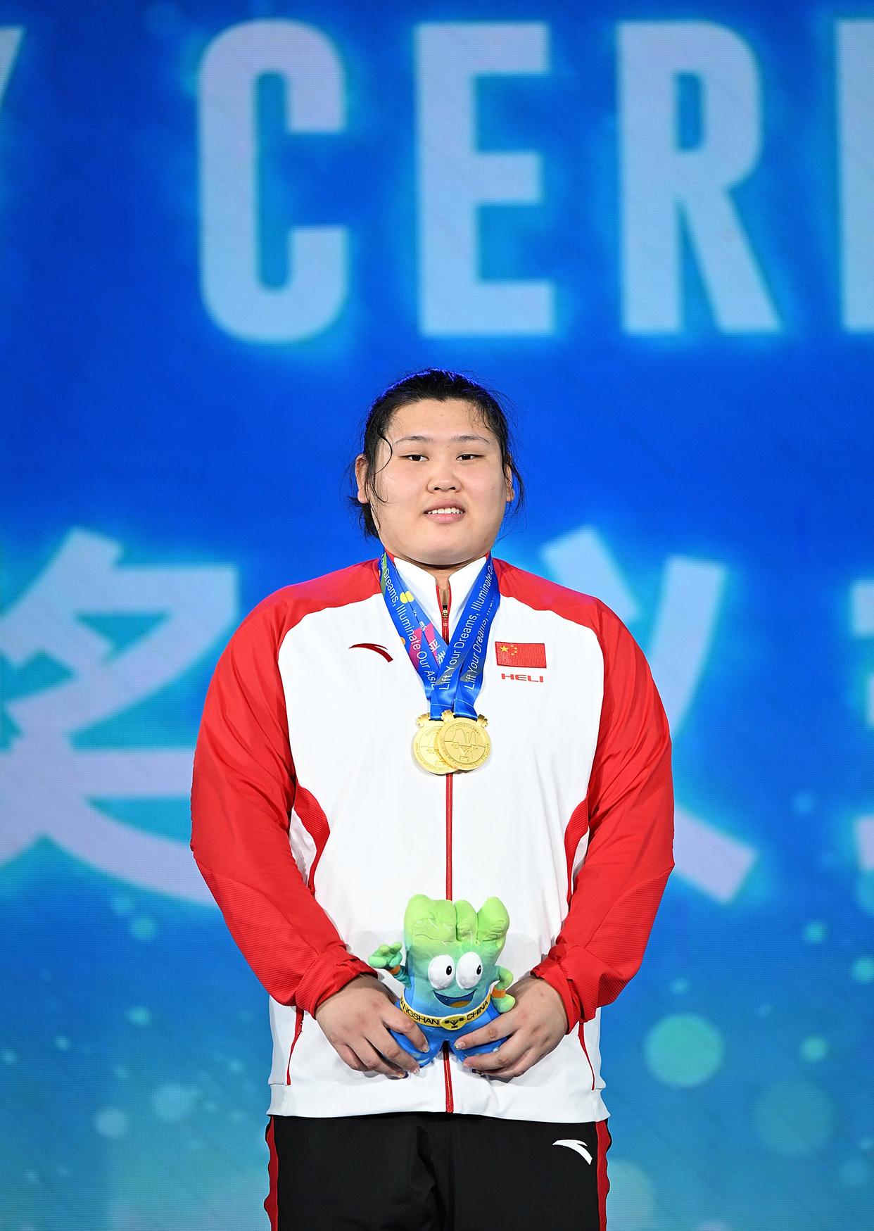 摩洛哥选手取得举重比赛女子71公斤级前三名