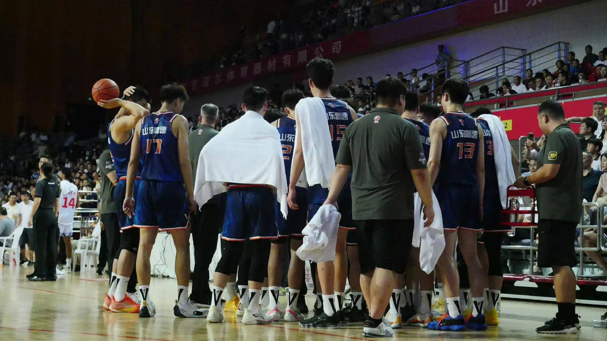 包含世界各地篮球联赛备战新赛季，球员状态调整良好的词条