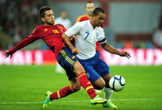 关于西班牙横扫英格兰，阿尔巴统治全场的信息